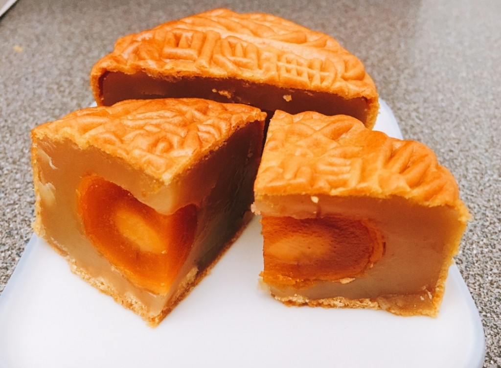 White Lotus Mooncake with Single Yolk from Chef Choi