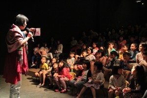 Linda Ang (Founder of Hongjiejie Work Station, Producer of Hoong Siamang Hooong) talking to the children after the show