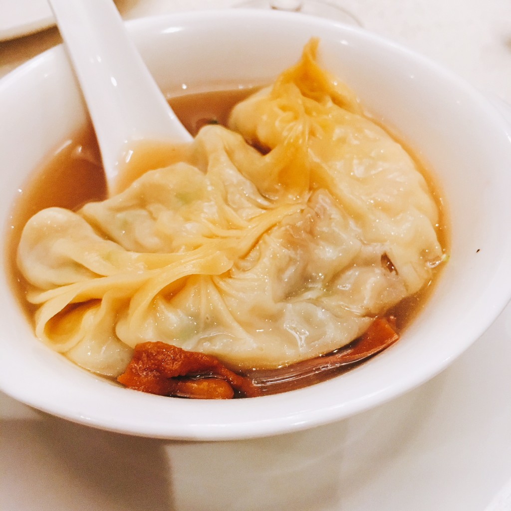 Giant Seafood Dumpling i Cordycep Flower Soup